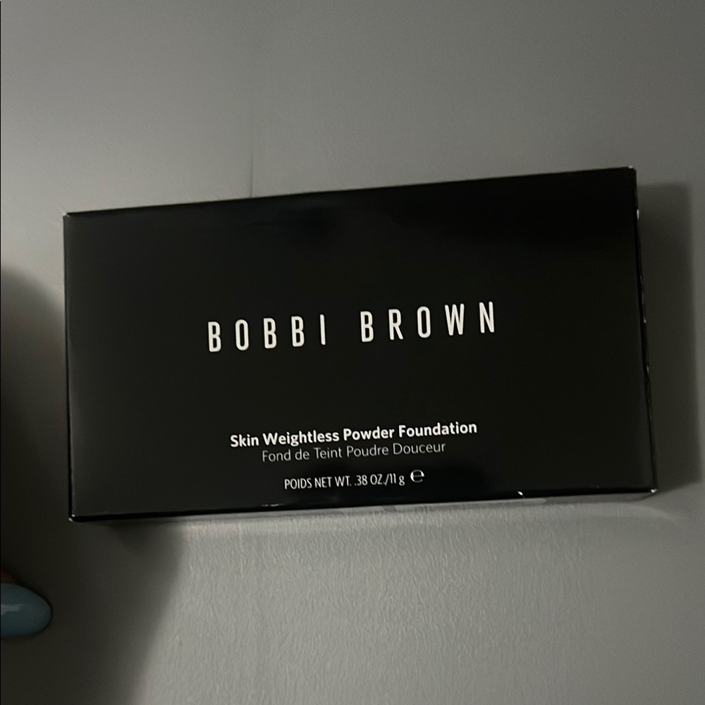 Bobbi Brown Skin Weightless Powder Foundation in Chestnut